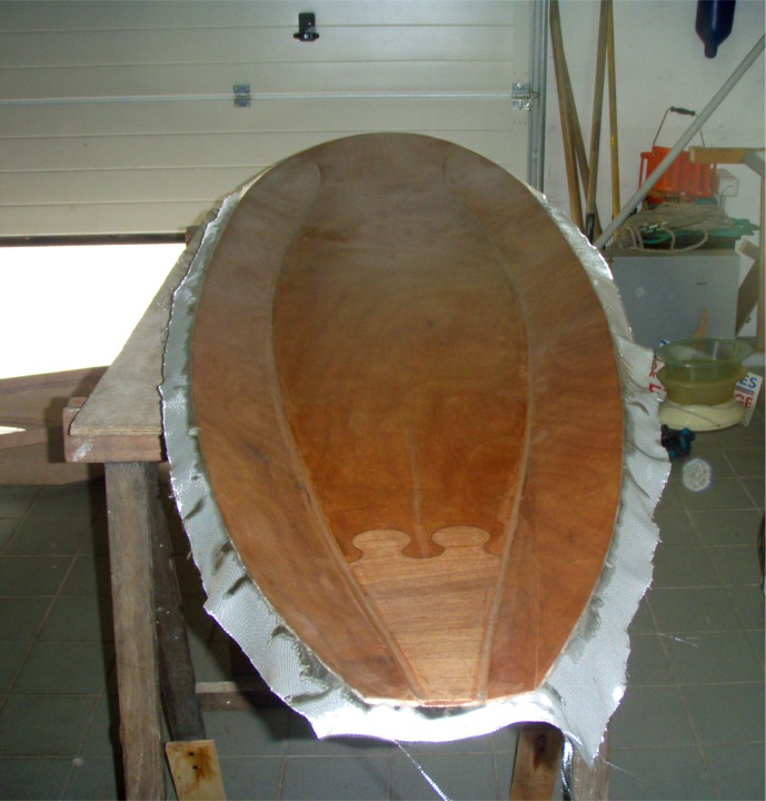 Charly continue de construire son Matunuck Surf Kayak sur plans. Voici le fond de la coque stratifié sur l'intérieur, bientôt prêt à être assemblé à la partie haute de la coque. On voit très bien les joints-puzzle qui tiennent la partie avant de la sole.