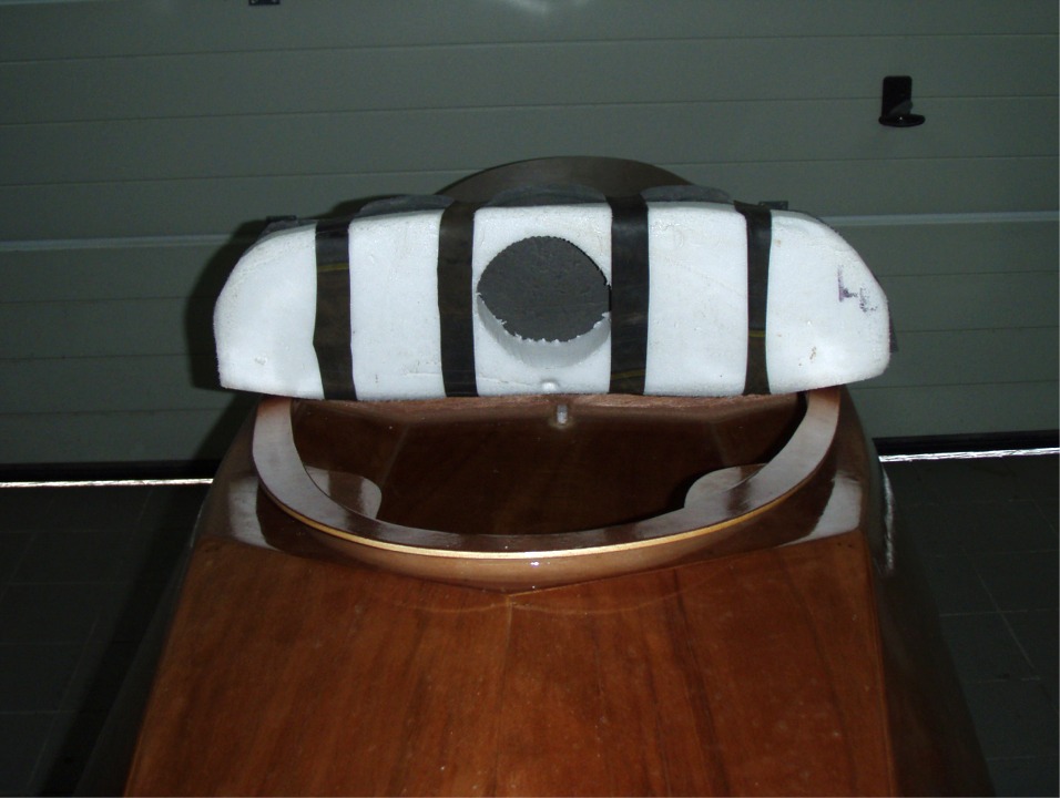 Ce bloc de polystyrène expansé taillé sur mesure va s'appuyer sur la nouvelle cloison afin de faire dossier. Le surplomb de l'hiloire est conçu pour tenir le rebord d'une "jupe" qui se serre autour de la taille ou du torse du kayakiste afin d'assurer une étanchéité relative au cockpit. 