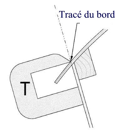 Ce trusquin simplissime découpé dans un bout de CP permet de tracer le contour exact du bord du pontage, afin de couper l'excédent au ras du bordé. Le bouge du pont est exagéré sur ce schéma.