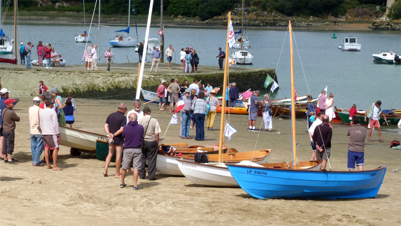 La flottille du prologue de vendredi se reconstitue sur la plage de Mordreuc, à l'exception du Skerry Raid, du Skerry Babyole et du Slimaril Agathe. 