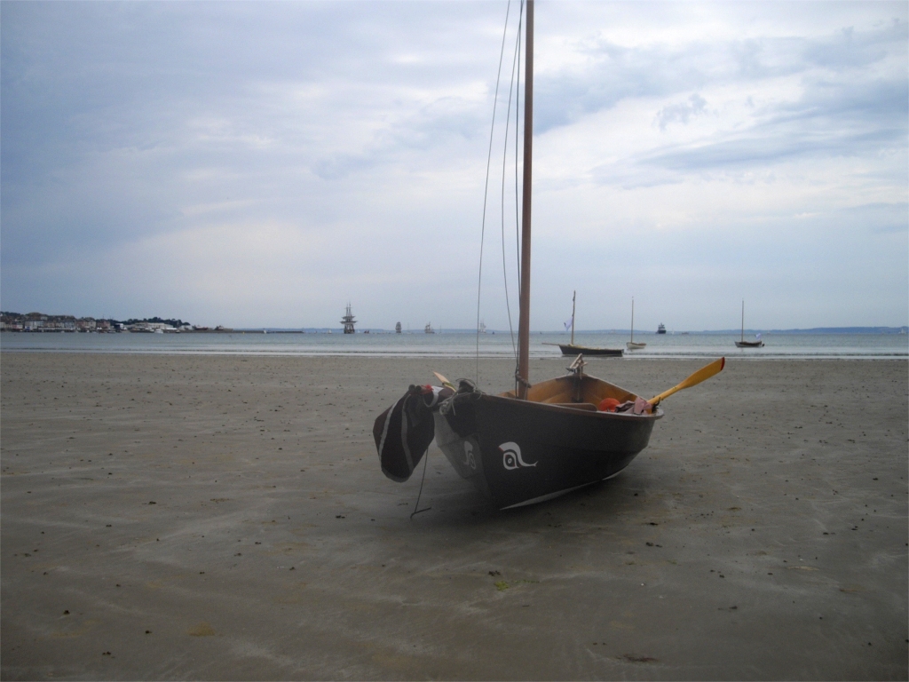 Le Skerry "Naïma" posé sur la plage du Ry.