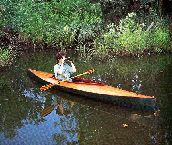 Je me suis décidé à commencer la construction d'un Mill Creek 13 de démonstration, car je me suis aperçu que ce petit kayak était, comme le reste de ma gamme de canoës et kayaks compacts, trop peu diffusé, ce qui est une grave injustice ! En effet, ces petits bateaux sont peu onéreux, faciles à construire et surtout faciles à utiliser car on les transporte aisément et on a toujours à proximité de chez soi un étang ou un bout de rivière, à défaut d'un grand lac ou du bord de mer ! 