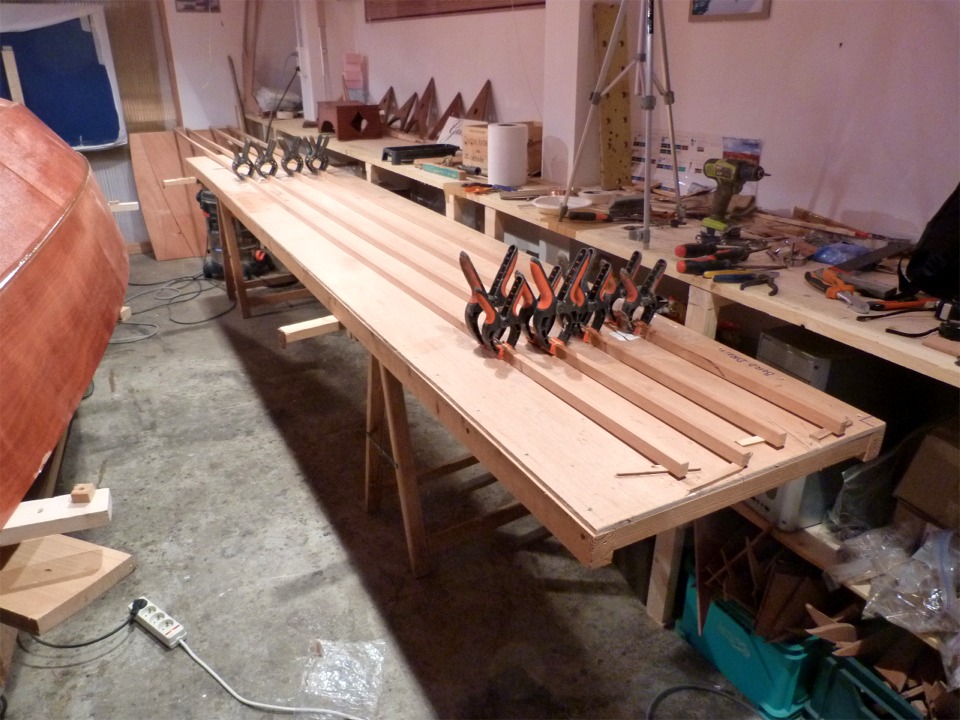 J'ai poussé un peu les murs de la partie chauffable de l'atelier pour installer ma longue table à coté du Grand Skerry et je l'utilise pour coller les trois éléments des quatre baguettes des listons du Skerry. 
