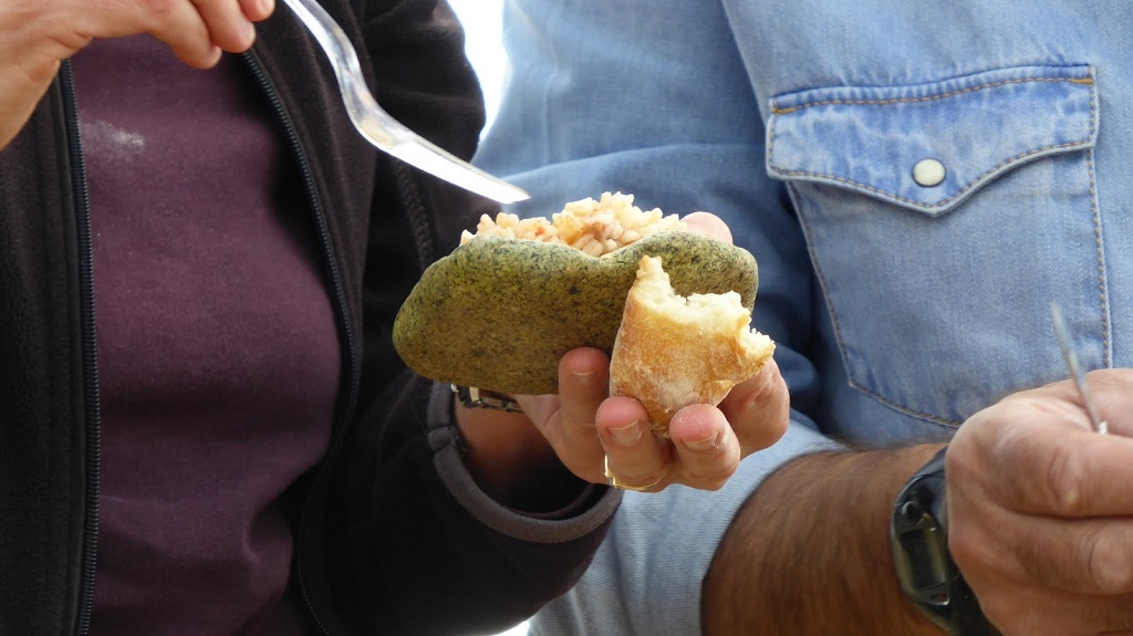 Geneviève nous montre comment faire une assiette avec un galet plat, que l'on tient aisément d'une main en même temps qu'un bout de pain. 