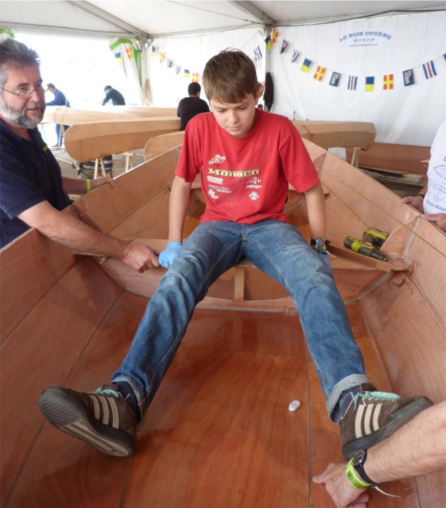 François s'installe dans son bateau afin de valider la position des cale-pieds de nage. 
