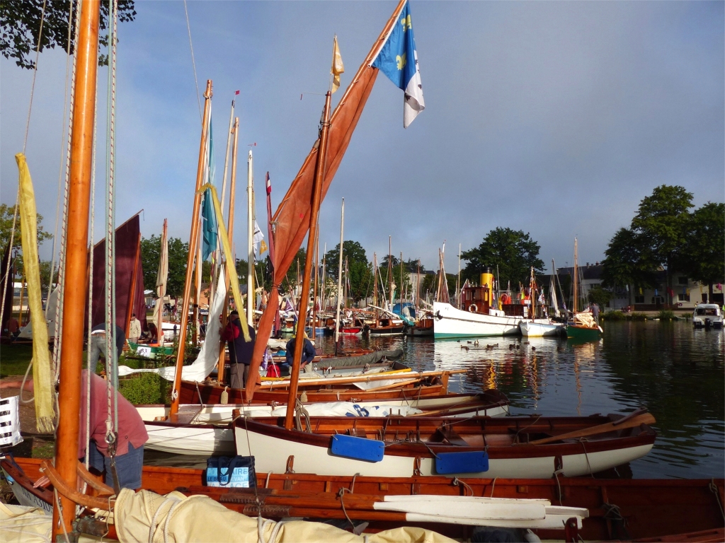 Le soleil revient laborieusement peu avant le coup d'envoi de la journée et fait chanter les couleurs des (beaux) bateaux qui remplissent complètement le petit port de Nort-sur-Erdre. 