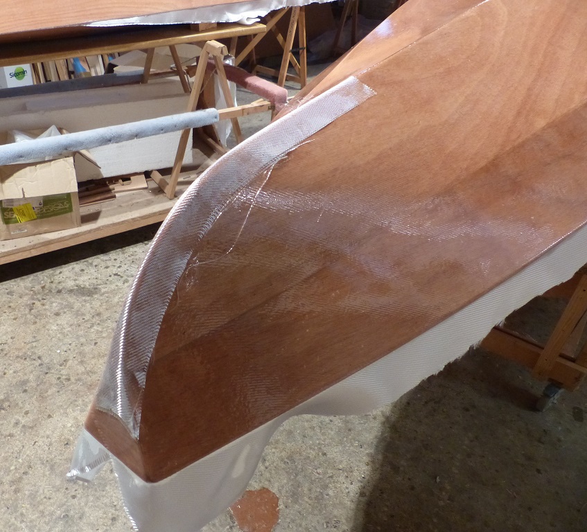 J'ajoute de petites bandes de renfort aux deux extrémités des kayaks : ici, c'est la poupe du Wood Duck 12. 