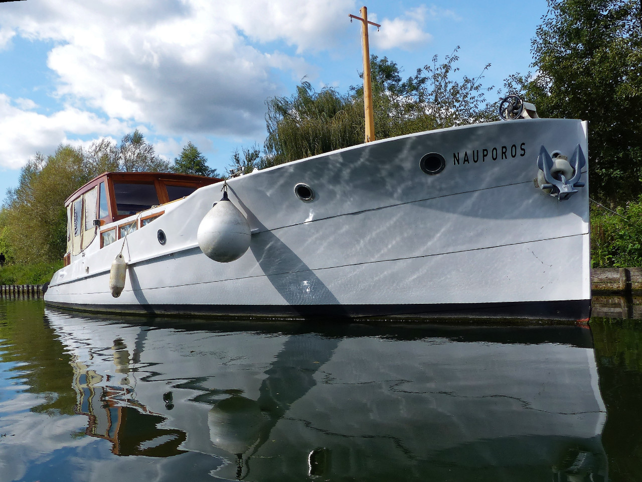 Voici le "Nauporos", que Guillaume a trouvé en vente au Pays-Bas et dont il tombé amoureux. Construit en 1938 à Groningen (Pays-Bas), il fait 12 mètres de long et déplace 12 tonnes, 1 tonne par mètre, pas vraiment comme mes petits bateaux !