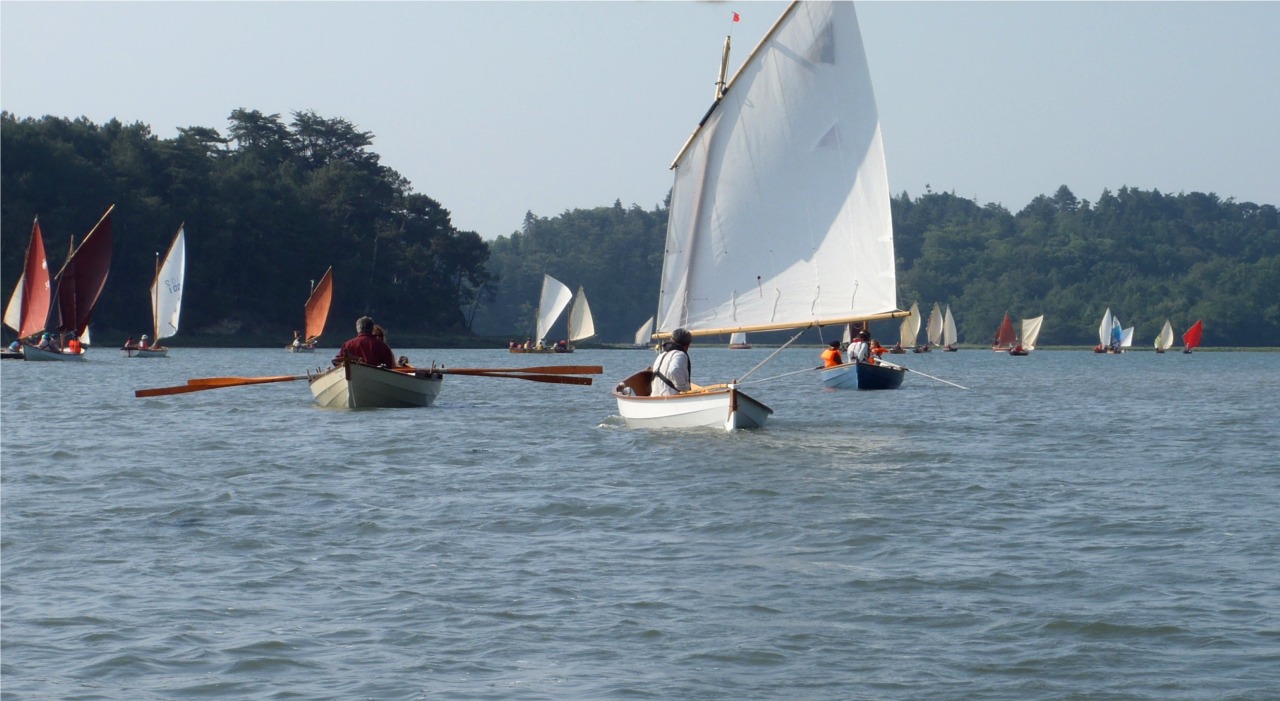 Certains équipages ont fait tout le circuit à l'aviron seul, comme le montrent les deux bateaux que Gérard s'apprête à dépasser. 