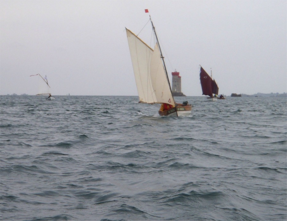 Anouket se donne des airs de gros bateau devant La Marie Pupuce, Thema et Skerry 33. Notez que la face Sud (côté terre) du phare de La Croix n'est pas peinte en blanc, laissant voir un bel appareil de granit gris. 