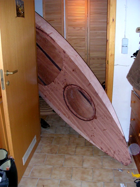 Voilà une phase souvent négligée dans la construction navale : libérer le bateau de l'atelier... Ici, il est clair que le Wood Duck 12 passera assez difficilement par la porte. 