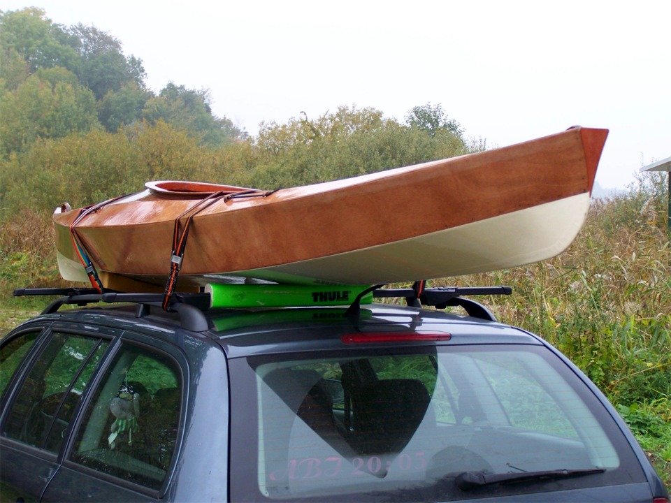 Le moment de la première mise à l'eau est venu : voilà le Wood Duck sur les barres de toit. Sa compacité est un atout pour le transport : là où un kayak de mer "classique" mesure couramment plus de 5 mètres, le Wood Duck 12 "tient" dans 3.66 m. 