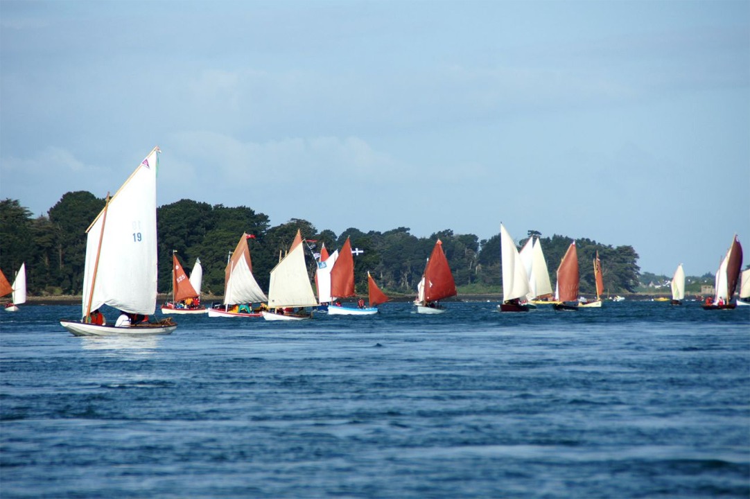 La première série de quatre images est une sélection de photos prises par François Vivier. On distingue le Skerry "Keleren" de Denis sur celle-ci, avec une voile au tiers écrue, à droite du bateau dont le carreau est rouge et à gauche de celui dont il est bleu clair. 